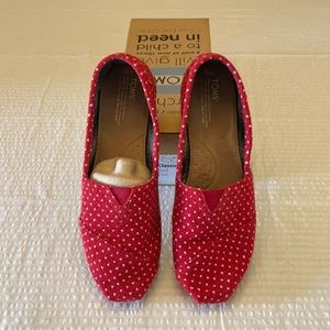 Tom’s Size 12 red dot print Classic flats.
